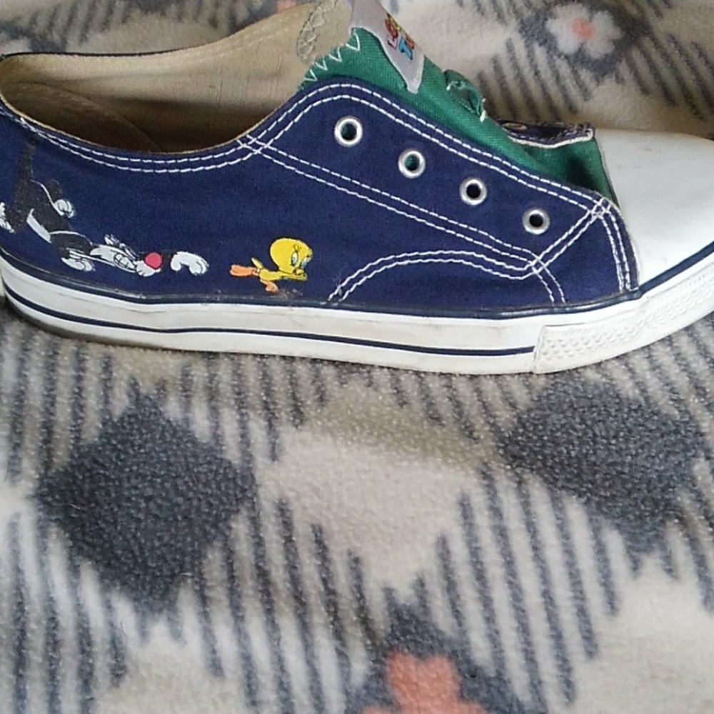 Looney Tunes canvas tennis shoes